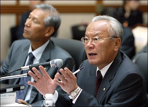 6일 한국은행에서 열린 국회 재경위 국정감사에서 박승 한국은행 총재가 의원들의 질의에 답변하고 있다. 